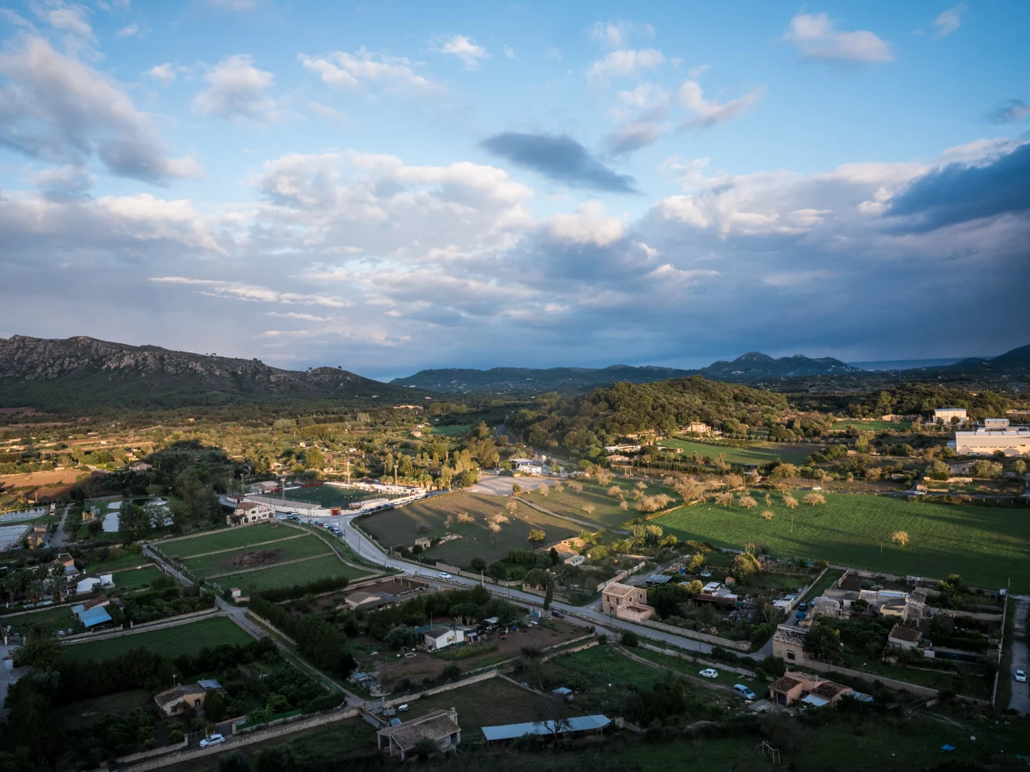 Paisagem rural com áreas verdes e céu aberto