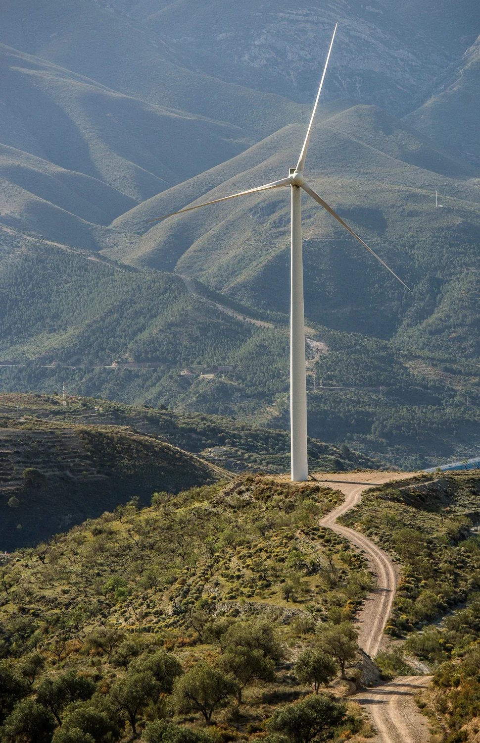 Aerogerador em área montanhosa